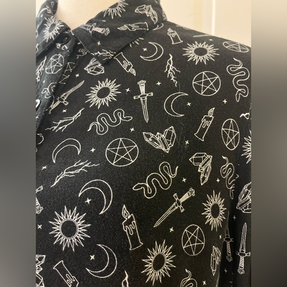 Hot Topic The Craft Witchy Symbols Black Boxy Crop Button Up Shirt Occult Large - Picture 13 of 16